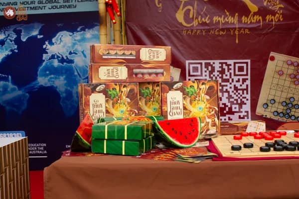 Hình ảnh sản phẩm, bàn cờ, quân cờ Thủy Tinh Châu tại chương trình Họp mặt người Việt Nam ở nước ngoài mừng Xuân Bính Ngọ 2026 tổ chức tại Dinh Độc Lập