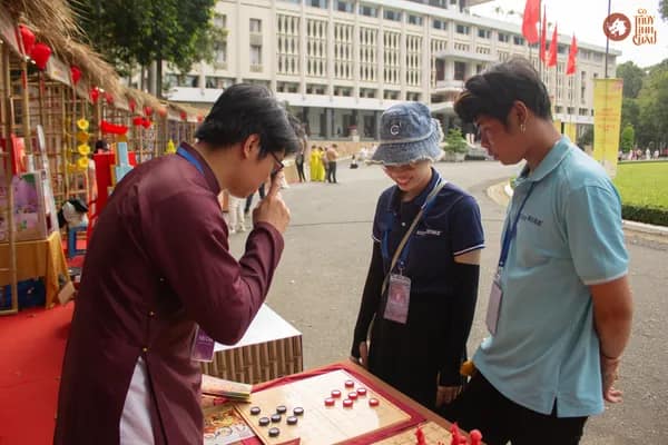 Hình ảnh Team Cờ Thủy Tinh Châu hướng dẫn khách tham dự trải nghiệm Cờ Thủy Tinh Châu tại Dinh Độc Lập trong chương trình Họp mặt người Việt Nam ở nước ngoài mừng Xuân Bính Ngọ 2026