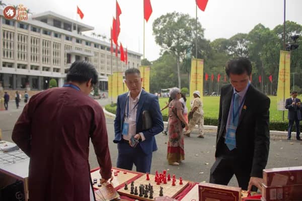 Hình ảnh Team Cờ Thủy Tinh Châu hướng dẫn khách tham dự trải nghiệm Cờ Thủy Tinh Châu tại Dinh Độc Lập trong chương trình Họp mặt người Việt Nam ở nước ngoài mừng Xuân Bính Ngọ 2026