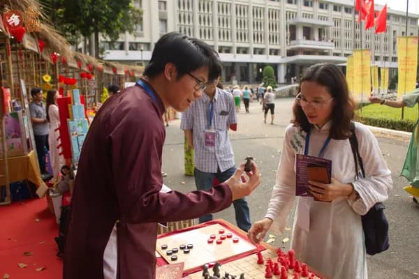 Hình ảnh Team Cờ Thủy Tinh Châu hướng dẫn khách tham dự trải nghiệm Cờ Thủy Tinh Châu tại Dinh Độc Lập trong chương trình Họp mặt người Việt Nam ở nước ngoài mừng Xuân Bính Ngọ 2026