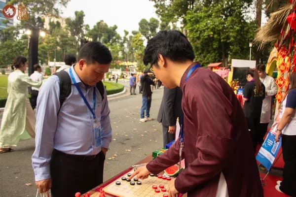 Hình ảnh Team Cờ Thủy Tinh Châu hướng dẫn khách tham dự trải nghiệm Cờ Thủy Tinh Châu tại Dinh Độc Lập trong chương trình Họp mặt người Việt Nam ở nước ngoài mừng Xuân Bính Ngọ 2026