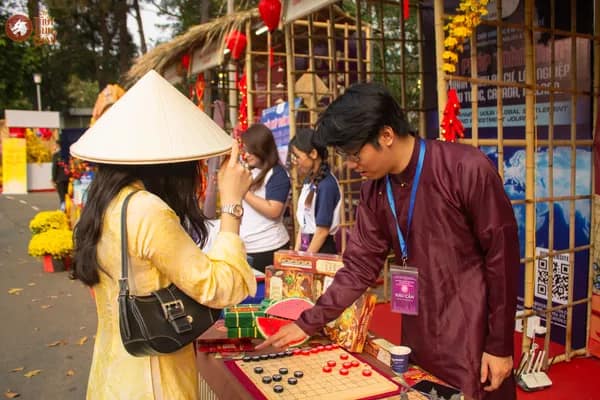 Hình ảnh Team Cờ Thủy Tinh Châu hướng dẫn khách tham dự trải nghiệm Cờ Thủy Tinh Châu tại Dinh Độc Lập trong chương trình Họp mặt người Việt Nam ở nước ngoài mừng Xuân Bính Ngọ 2026