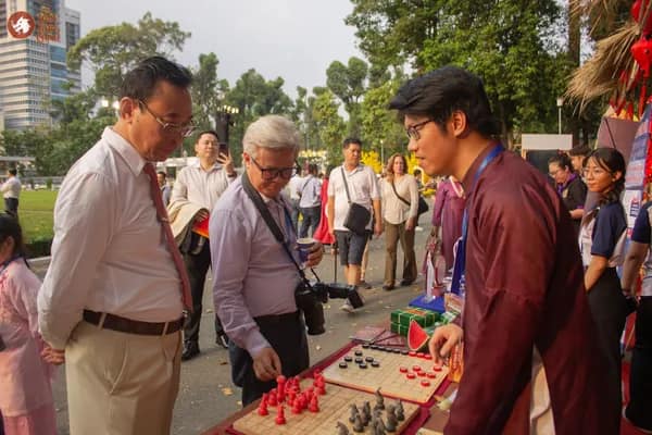 Hình ảnh Team Cờ Thủy Tinh Châu hướng dẫn khách tham dự trải nghiệm Cờ Thủy Tinh Châu tại Dinh Độc Lập trong chương trình Họp mặt người Việt Nam ở nước ngoài mừng Xuân Bính Ngọ 2026