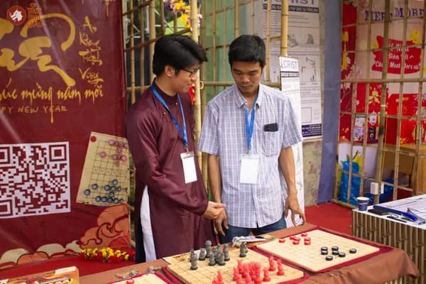 Hình ảnh Team Cờ Thủy Tinh Châu hướng dẫn khách tham dự trải nghiệm Cờ Thủy Tinh Châu tại Dinh Độc Lập trong chương trình Họp mặt người Việt Nam ở nước ngoài mừng Xuân Bính Ngọ 2026