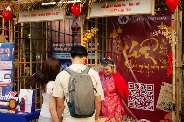 Hình ảnh Team Cờ Thủy Tinh Châu hướng dẫn khách tham dự trải nghiệm Cờ Thủy Tinh Châu tại Dinh Độc Lập trong chương trình Họp mặt người Việt Nam ở nước ngoài mừng Xuân Bính Ngọ 2026