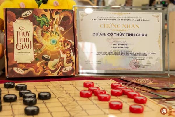 Hình ảnh bàn Cờ Thủy Tinh Châu được bố trí và bằng khen của Co-founder tại sự kiện VAS OMLYMPIC được tổ chức tại Trường Vietnam Australia International School
