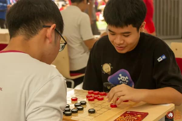 Hình ảnh các bạn học sinh Trường Vietnam Australia International School thi đấu Cờ Thủy Tinh Châu trong sự kiện VAS OMLYMPIC 2026