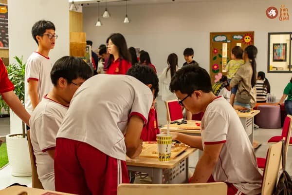 Hình ảnh các bạn học sinh Trường Vietnam Australia International School thi đấu Cờ Thủy Tinh Châu trong sự kiện VAS OMLYMPIC 2026