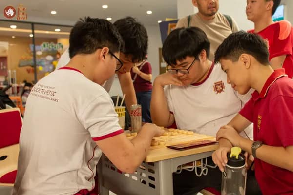 Hình ảnh các bạn học sinh Trường Vietnam Australia International School thi đấu Cờ Thủy Tinh Châu trong sự kiện VAS OMLYMPIC 2026
