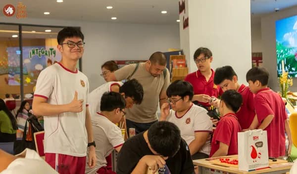 Hình ảnh các bạn học sinh Trường Vietnam Australia International School thi đấu Cờ Thủy Tinh Châu trong sự kiện VAS OMLYMPIC 2026
