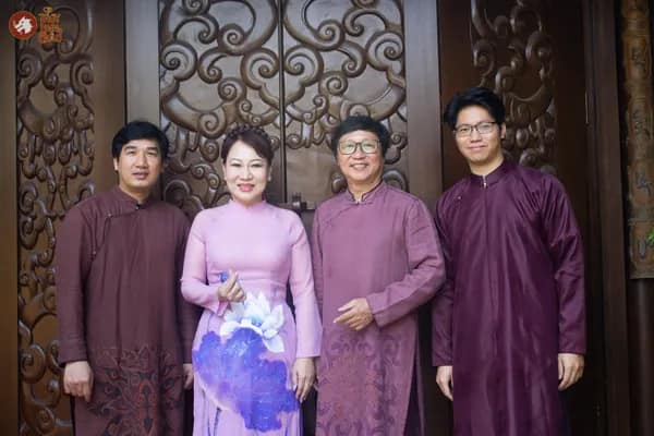 Hình ảnh Co-founder chụp hình cùng ban tổ chức tại Bảo tàng Áo dài Việt Nam