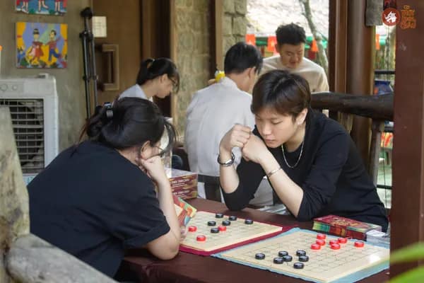 Hình ảnh team Cờ Thủy Tinh Châu tranh đấu với khách tham dự tại Bảo tàng Áo dài Việt Nam
