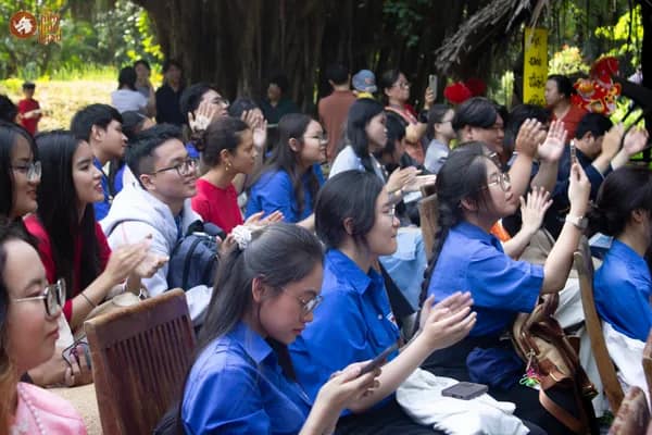 Hình ảnh khách tham dự vô cùng vui vẻ và hào hứng tại sự kiện Bảo tàng Áo dài Việt Nam!