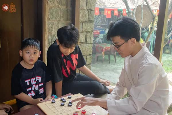 Hình ảnh khách tham dự vô cùng tập trung khi trải nghiệm Cờ Thủy Tinh Châu tại sự kiện Bảo tàng Áo dài VIệt Nam!