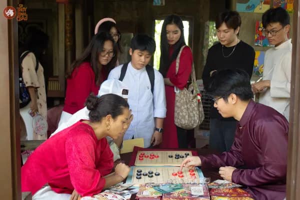 Hình ảnh khách tham dự vô cùng tập trung khi trải nghiệm Cờ Thủy Tinh Châu tại sự kiện Bảo tàng Áo dài VIệt Nam!