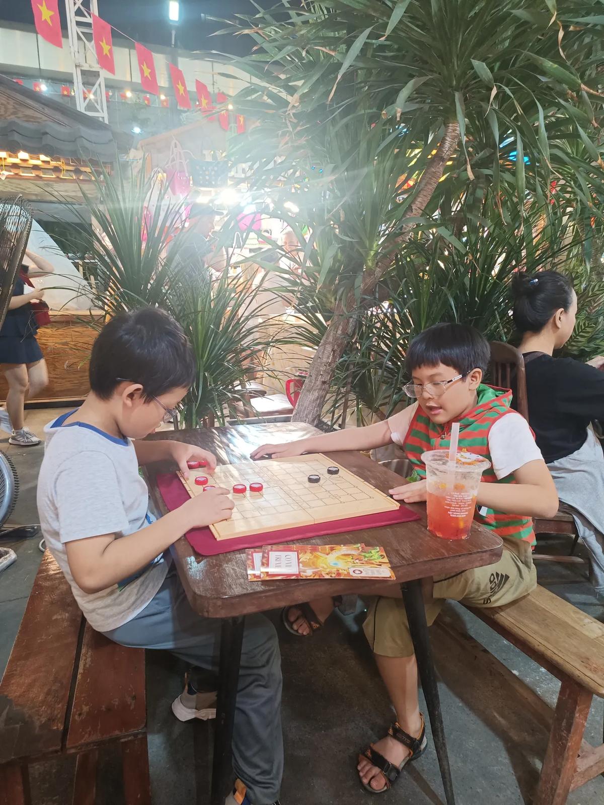 Cờ Thủy Tinh Châu at The Box Concept