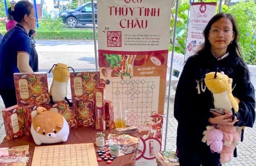 Hình chụp các bạn học sinh/sinh viên chơi Cờ TTC tại Trường DAP trong khuôn khổ Workshop giải đấu Danh Kỳ Lưu Truyền
