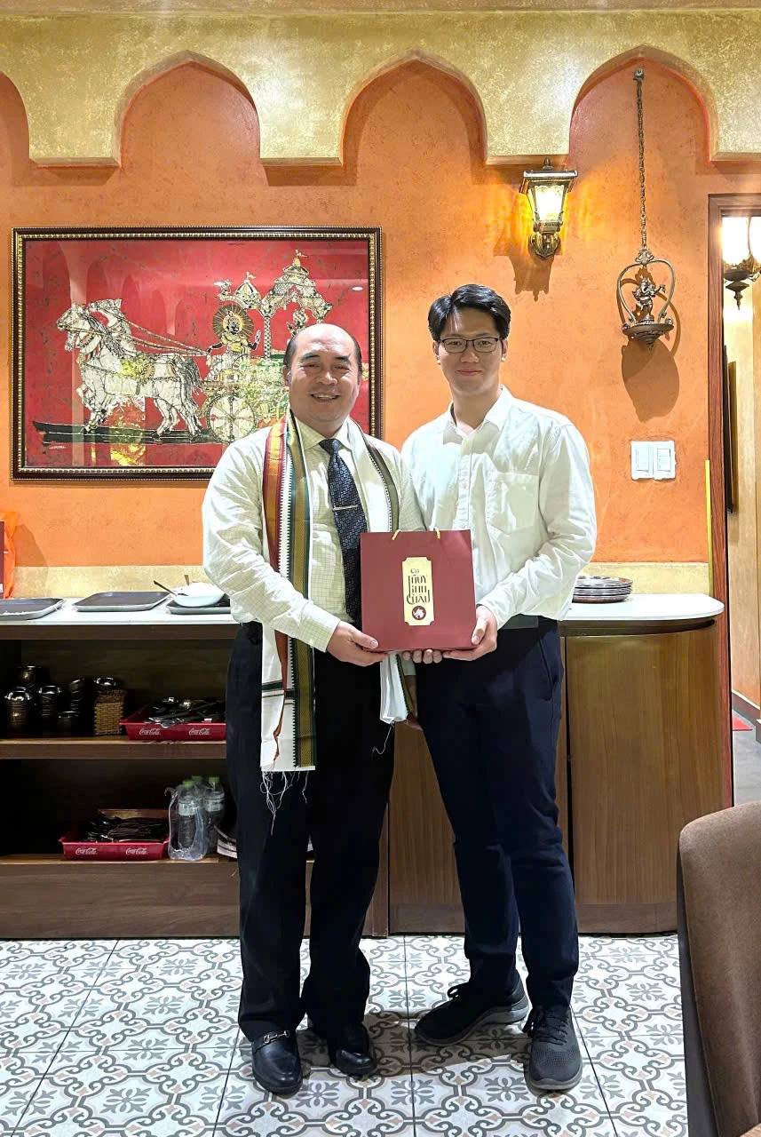 Cờ Thủy Tinh Châu vinh hạnh được gửi tặng đến Ông Hồ Xuân Lâm, Phó Chủ tịch Liên hiệp các tổ chức Hữu nghị TP.HCM (HUFO), như một lời tri ân sâu sắc dành cho sự quan tâm và hỗ trợ quý báu trong các hoạt động kết nối văn hóa – đối ngoại.