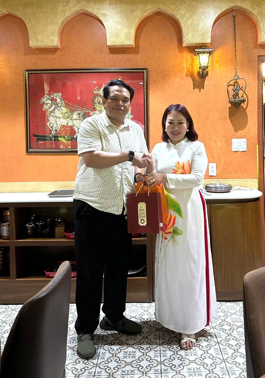 PGS.TS. Phan Thị Hồng Xuân trân trọng gửi tặng bộ Cờ Thủy Tinh Châu đến TS. Humprey Arnaldo Russel – Chủ tịch Viện Nghiên cứu ASEAN – Trung Quốc, Đại học Indonesia – như một món quà giao lưu văn hóa mang đậm bản sắc Việt Nam.