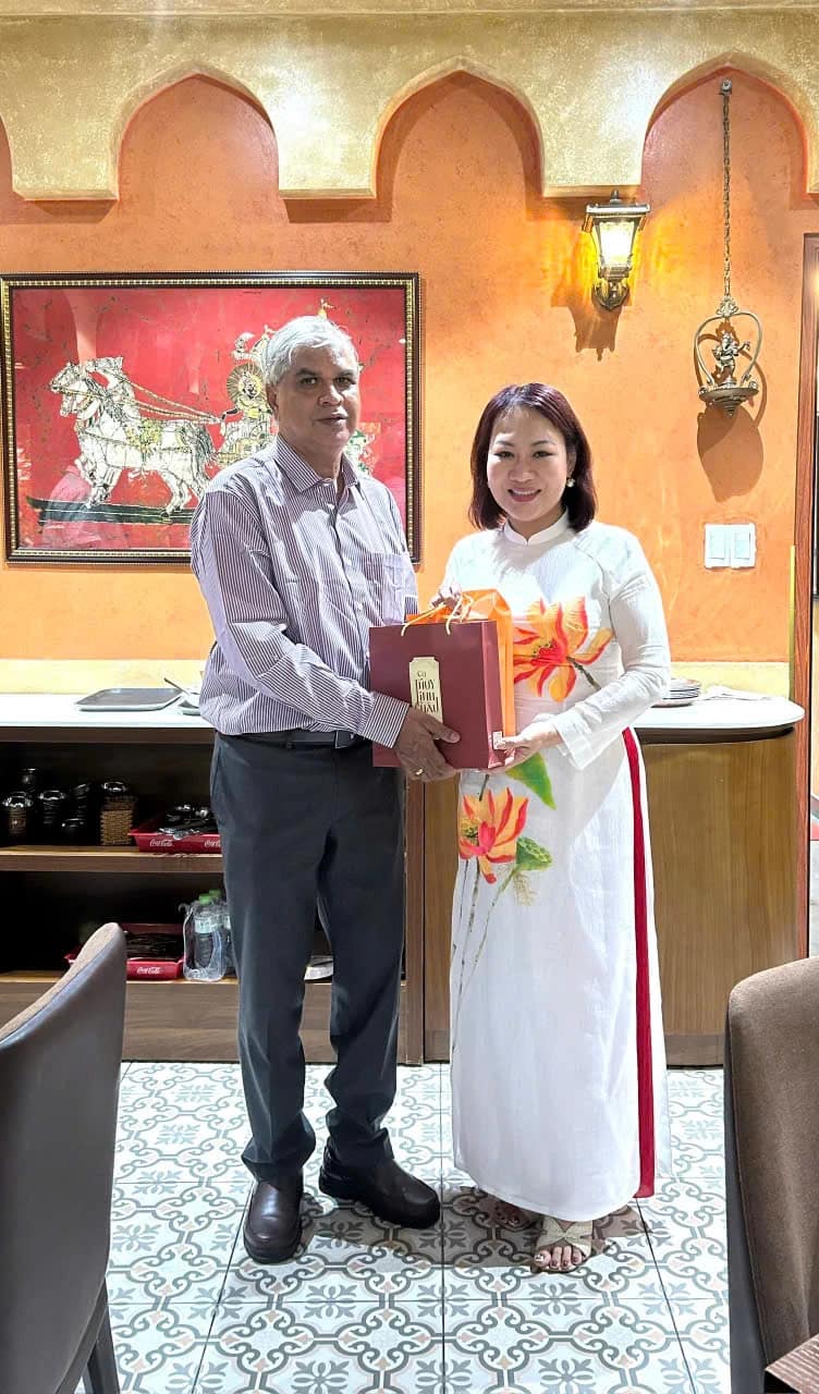PGS.TS. Phan Thị Hồng Xuân trân trọng trao tặng bộ Cờ Thủy Tinh Châu đến Ông Gunasekaran Sreerangan – Chủ tịch GOPIO Malaysia kiêm Chủ tịch Hội đồng Kinh doanh Quốc tế GOPIO (GIBC)