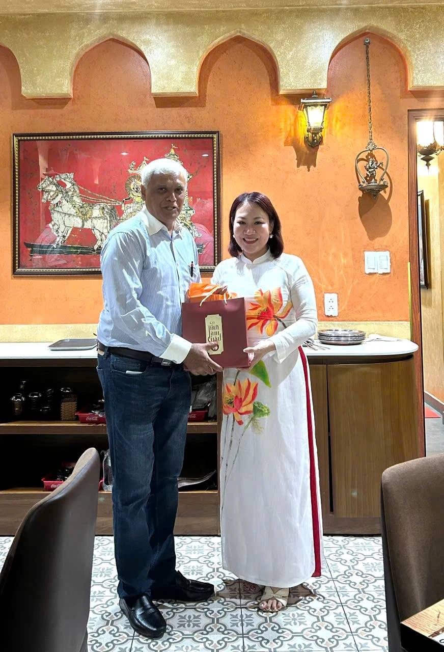 PGS.TS. Phan Thị Hồng Xuân trân trọng trao tặng bộ Cờ Thủy Tinh Châu đến Ông Ganesan Arunasalam – Tổng Thư ký GIBC, Phó Chủ tịch GOPIO International khu vực Bắc Mỹ