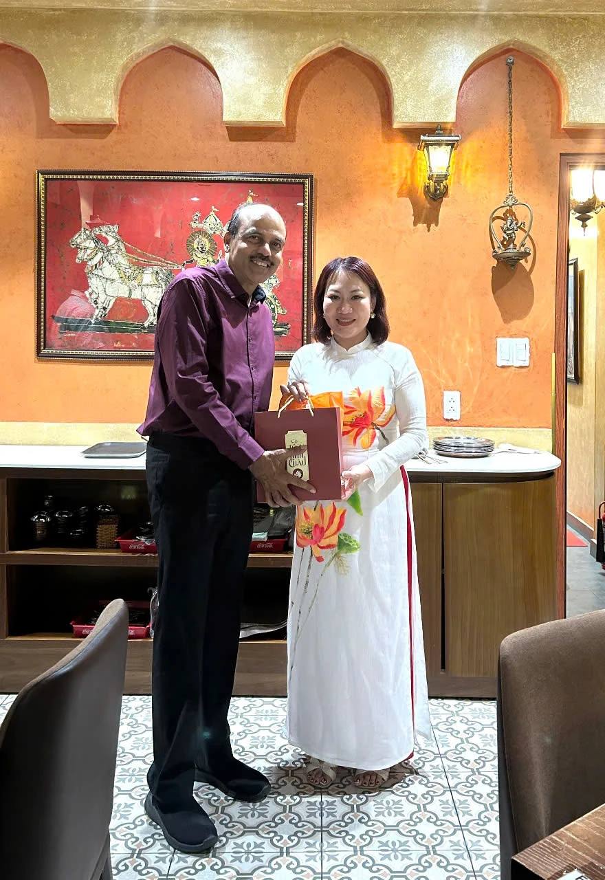 PGS.TS. Phan Thị Hồng Xuân trân trọng trao tặng bộ Cờ Thủy Tinh Châu đến Ông Thirunal Karasu – Cố vấn GIBC Singapore