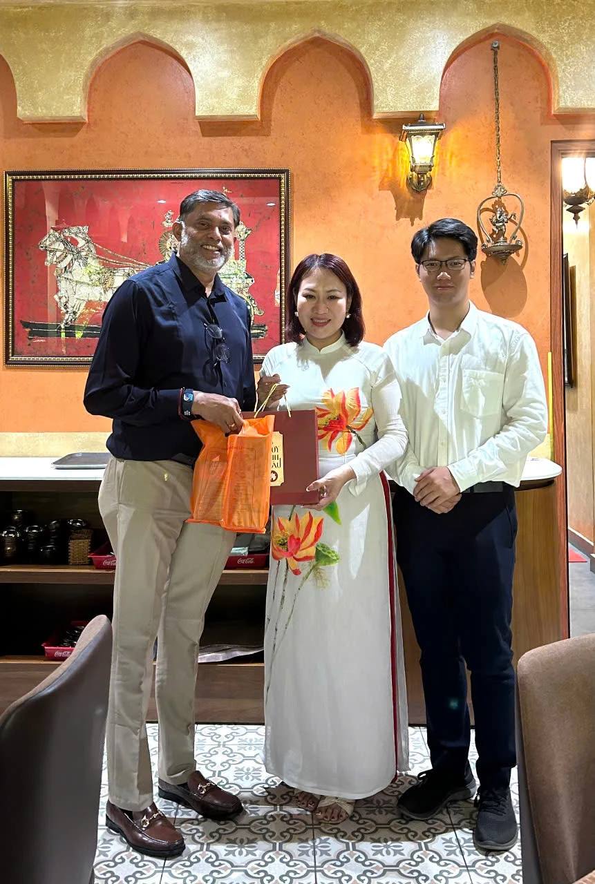 PGS.TS. Phan Thị Hồng Xuân trân trọng gửi tặng bộ Cờ Thủy Tinh Châu đến Ông Anand Ramesh – Ủy viên Ban Chấp hành INCHAM, nguyên Chủ tịch INCHAM Việt Nam.
