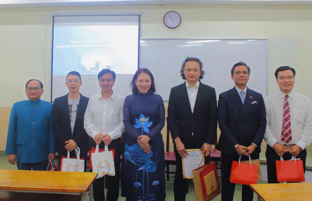 PGS.TS. Phan Thị Hồng Xuân trao quà và thư cảm ơn đến quý diễn giả quý khách mời và các nhà tài trợ cho chương trình 