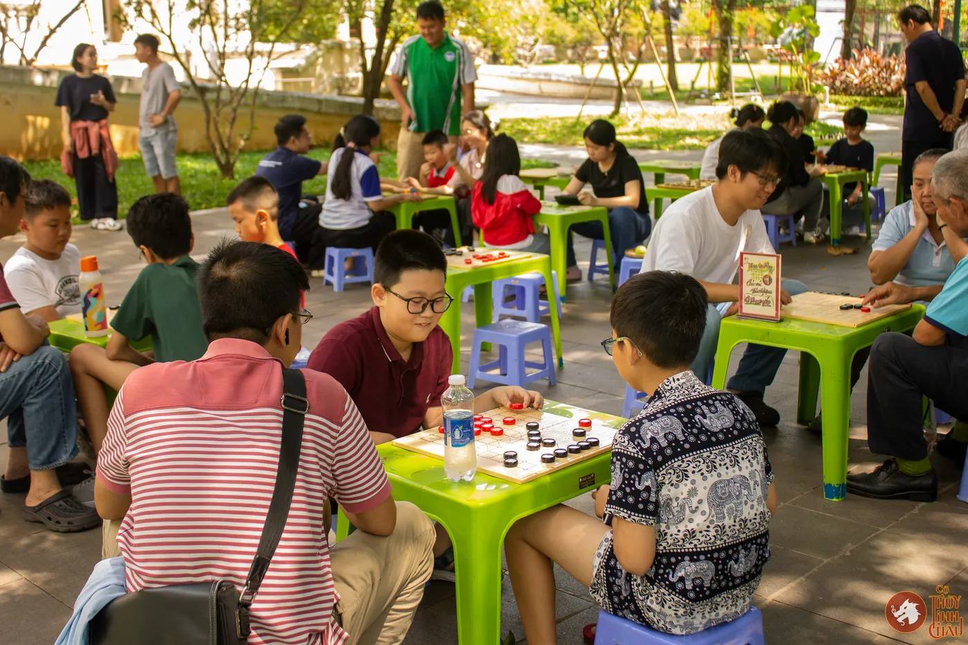 Hình ảnh các em nhỏ tham gia chơi Cờ Thủy Tinh Châu tại buổi sinh hoạt CLB Cờ Thủy Tinh Châu tại Nhà Thiếu nhi Thành phố Hồ Chí Minh