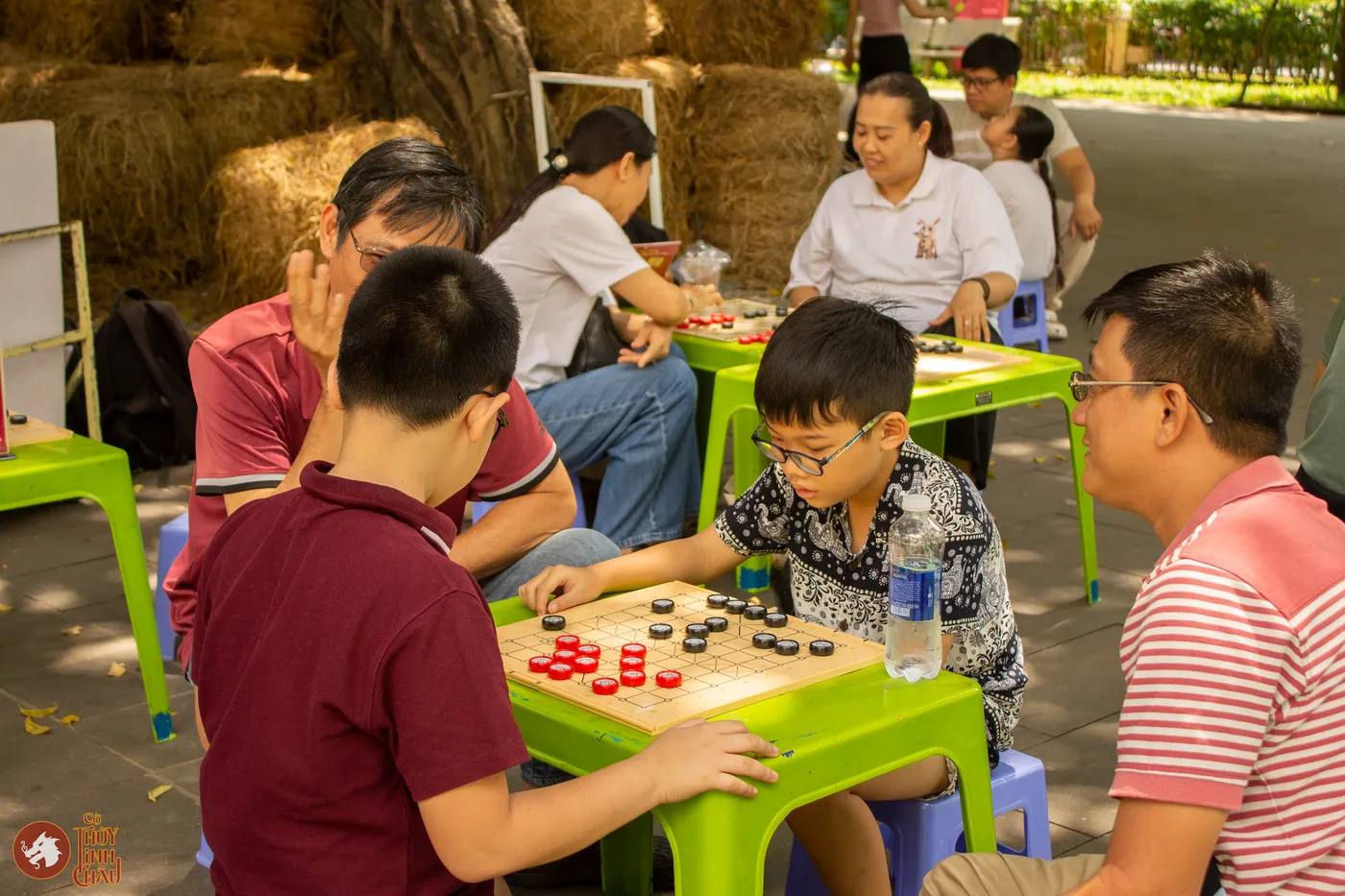Hình ảnh các em nhỏ tham gia chơi Cờ Thủy Tinh Châu tại buổi sinh hoạt CLB Cờ Thủy Tinh Châu tại Nhà Thiếu nhi Thành phố Hồ Chí Minh