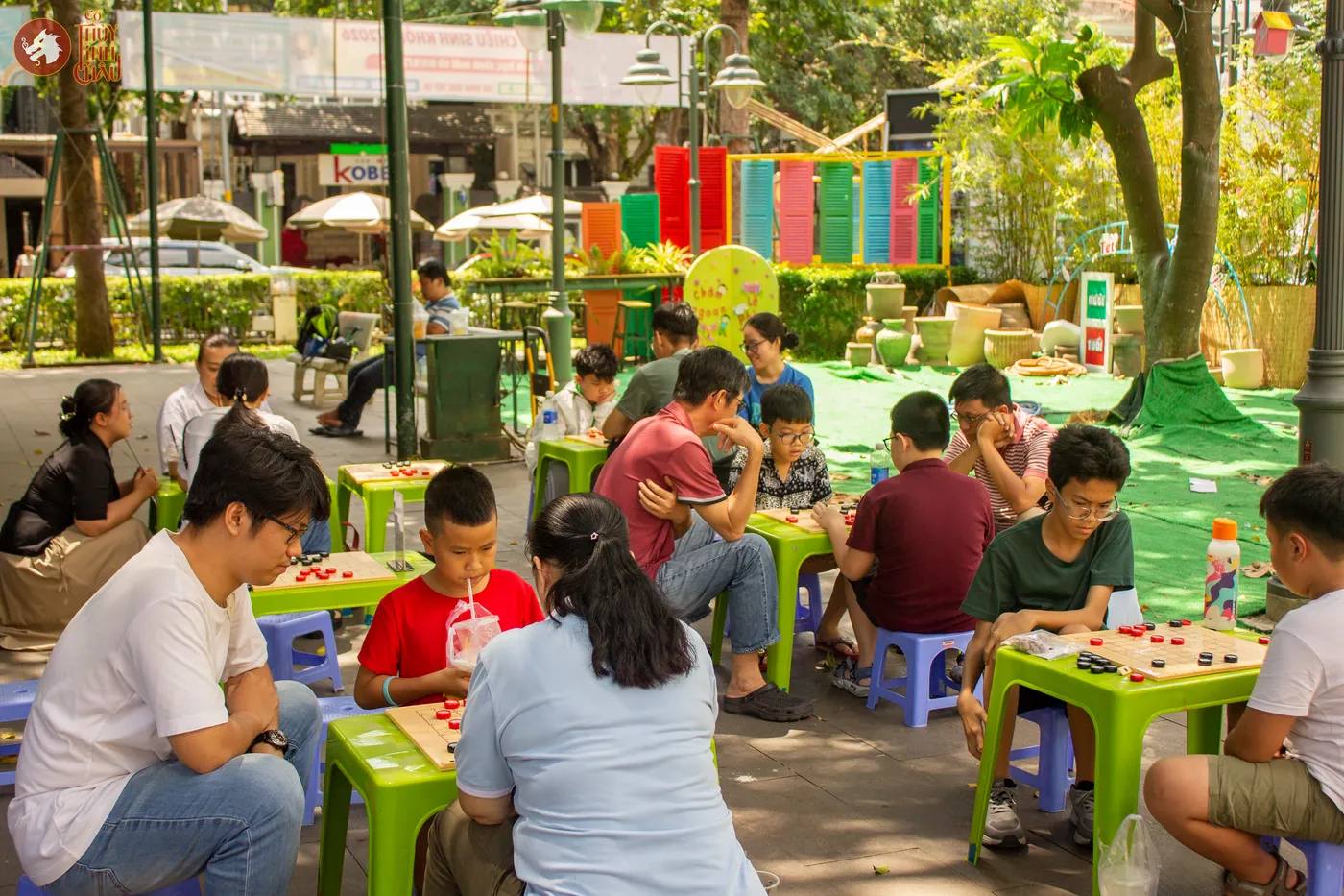 Hình ảnh các em nhỏ tham gia chơi Cờ Thủy Tinh Châu tại buổi sinh hoạt CLB Cờ Thủy Tinh Châu tại Nhà Thiếu nhi Thành phố Hồ Chí Minh
