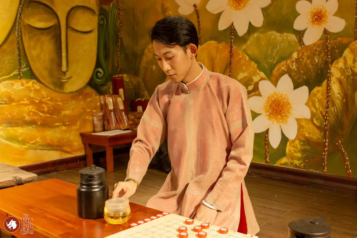 Hình ảnh anh Lê Chánh Can rót trà tại workshop Cờ và Trà tại Đây là An Viên Trà - Trà Đạo.