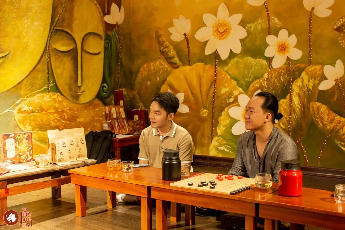 Hình ảnh khách tham dự trải nghiệm Cờ Thủy Tinh Châu tại workshop Cờ và Trà tại Đây là An Viên Trà - Trà Đạo.