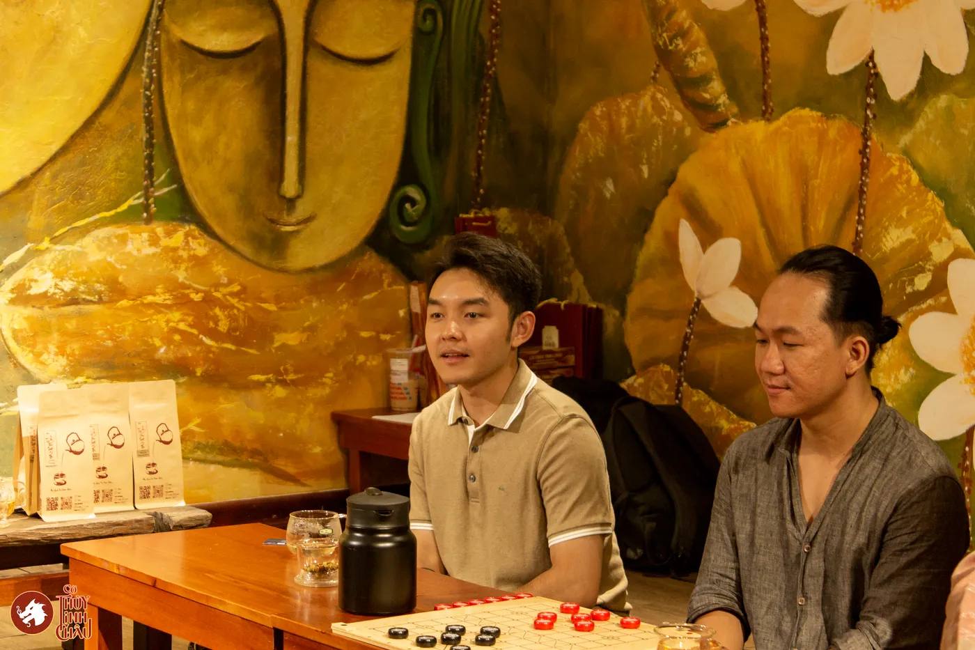 Hình ảnh khách tham dự trải nghiệm Cờ Thủy Tinh Châu tại workshop Cờ và Trà tại Đây là An Viên Trà - Trà Đạo.