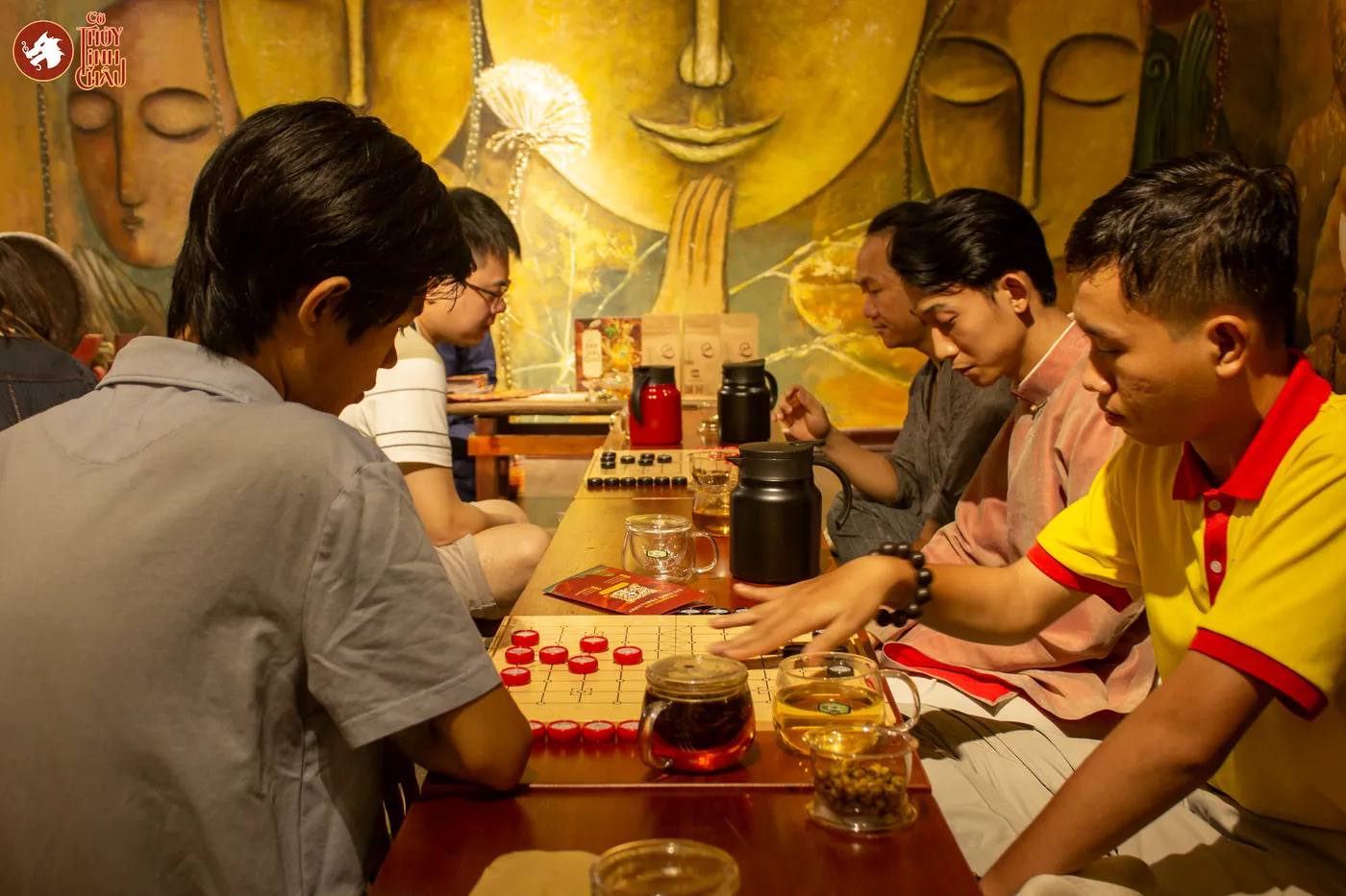 Hình ảnh khách tham dự trải nghiệm Cờ Thủy Tinh Châu tại workshop Cờ và Trà tại Đây là An Viên Trà - Trà Đạo.