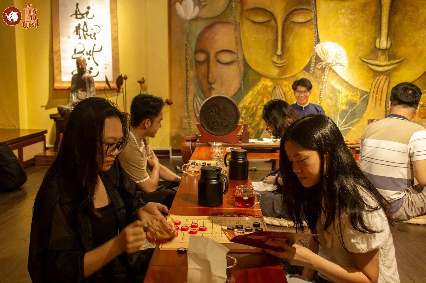 Hình ảnh khách tham dự trải nghiệm Cờ Thủy Tinh Châu tại workshop Cờ và Trà tại Đây là An Viên Trà - Trà Đạo.