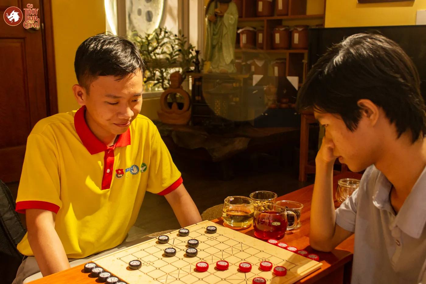 Hình ảnh khách tham dự trải nghiệm Cờ Thủy Tinh Châu tại workshop Cờ và Trà tại Đây là An Viên Trà - Trà Đạo.