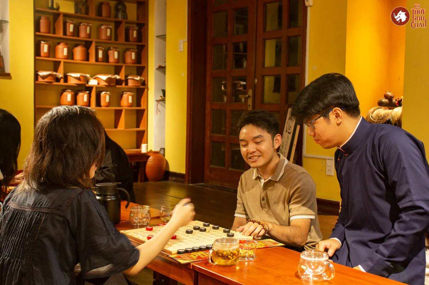 Hình ảnh khách tham dự trải nghiệm Cờ Thủy Tinh Châu tại workshop Cờ và Trà tại Đây là An Viên Trà - Trà Đạo.