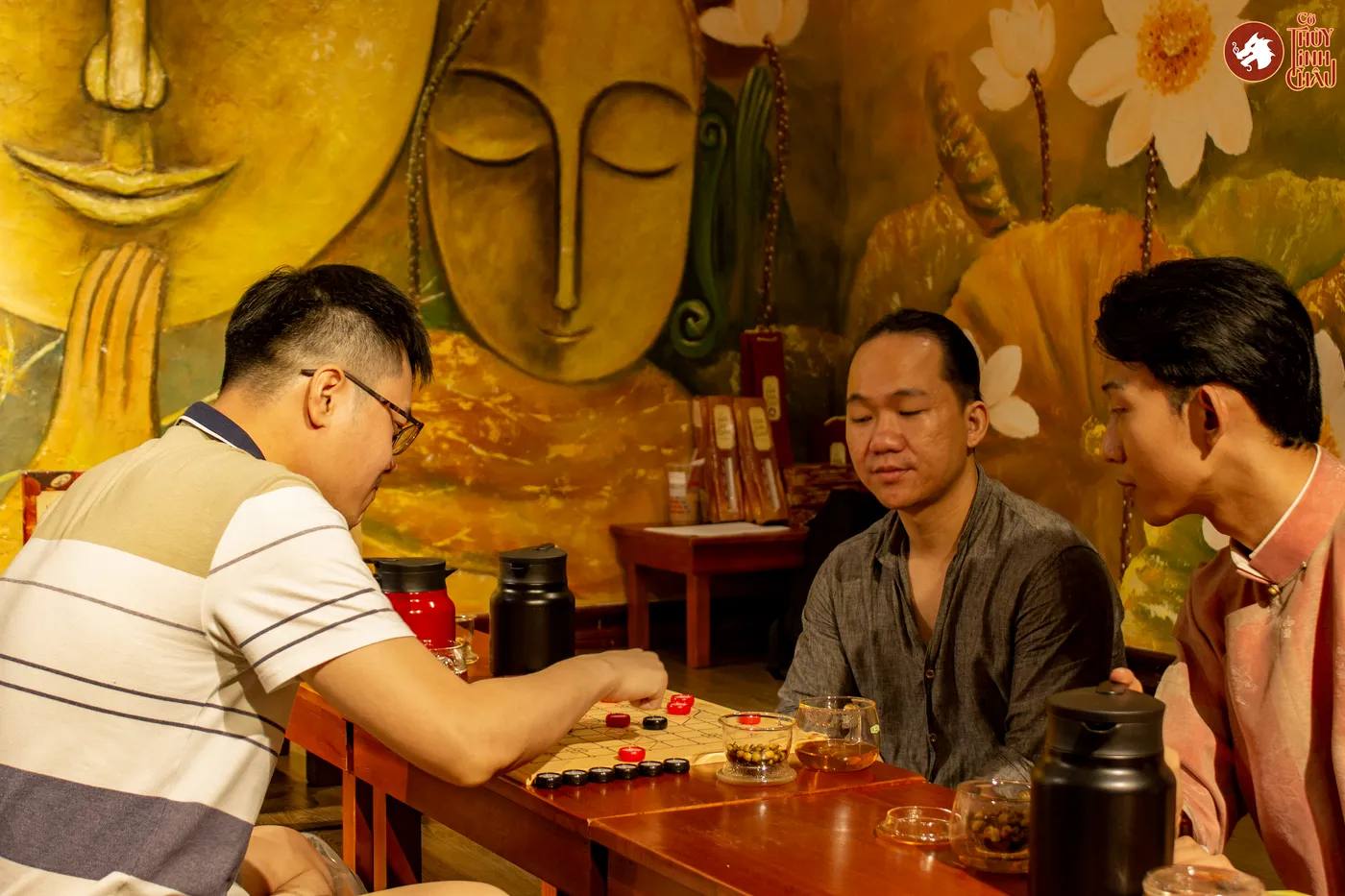 Hình ảnh khách tham dự trải nghiệm Cờ Thủy Tinh Châu tại workshop Cờ và Trà tại Đây là An Viên Trà - Trà Đạo.
