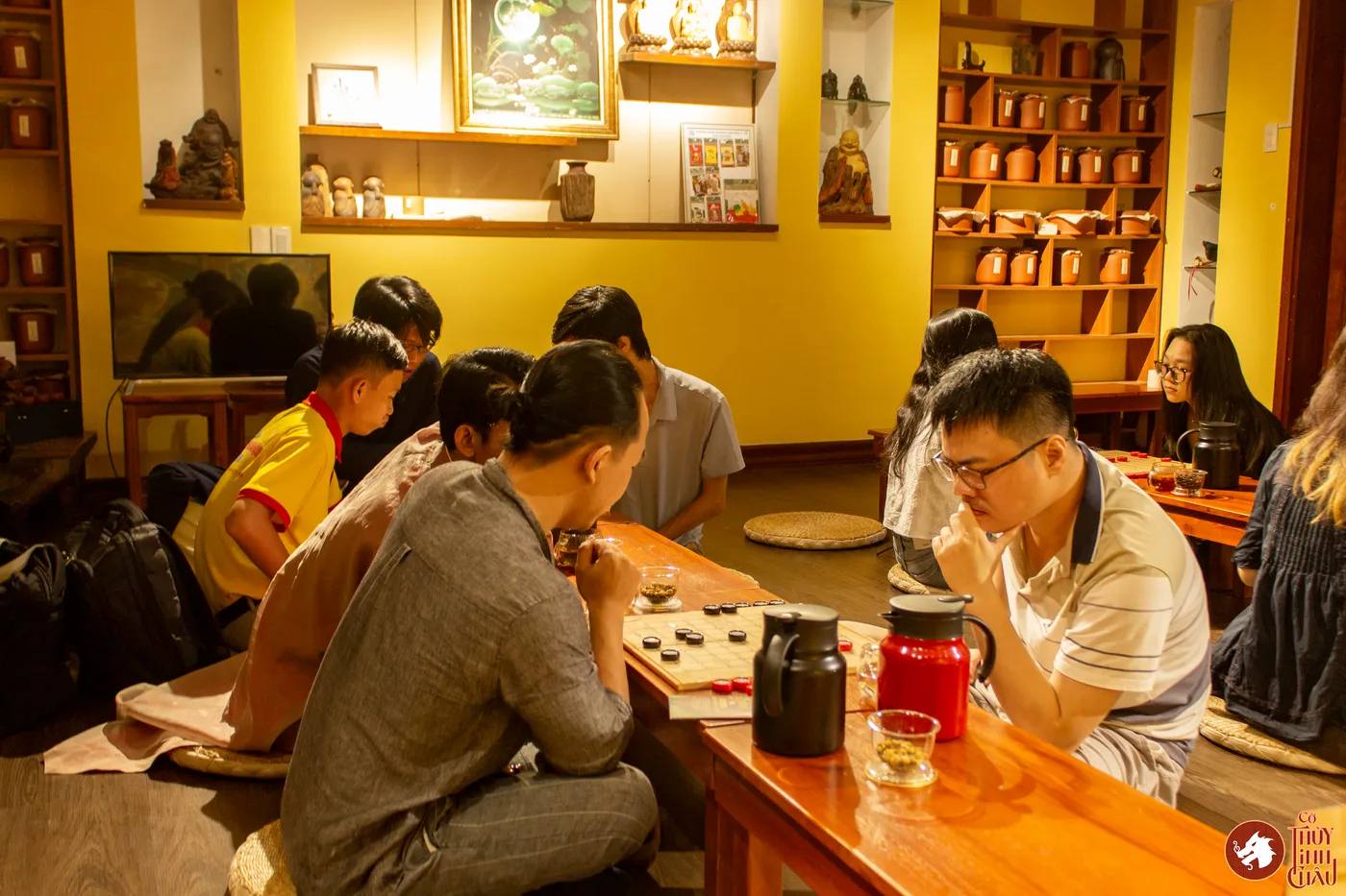 Hình ảnh khách tham dự trải nghiệm Cờ Thủy Tinh Châu tại workshop Cờ và Trà tại Đây là An Viên Trà - Trà Đạo.