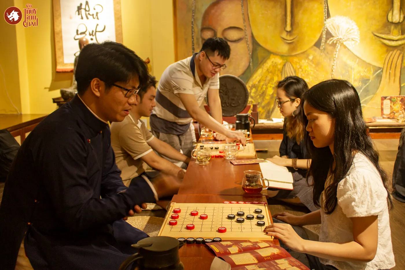 Hình ảnh khách tham dự trải nghiệm Cờ Thủy Tinh Châu tại workshop Cờ và Trà tại Đây là An Viên Trà - Trà Đạo.
