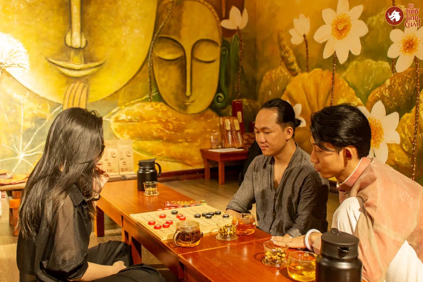 Hình ảnh khách tham dự trải nghiệm Cờ Thủy Tinh Châu tại workshop Cờ và Trà tại Đây là An Viên Trà - Trà Đạo.