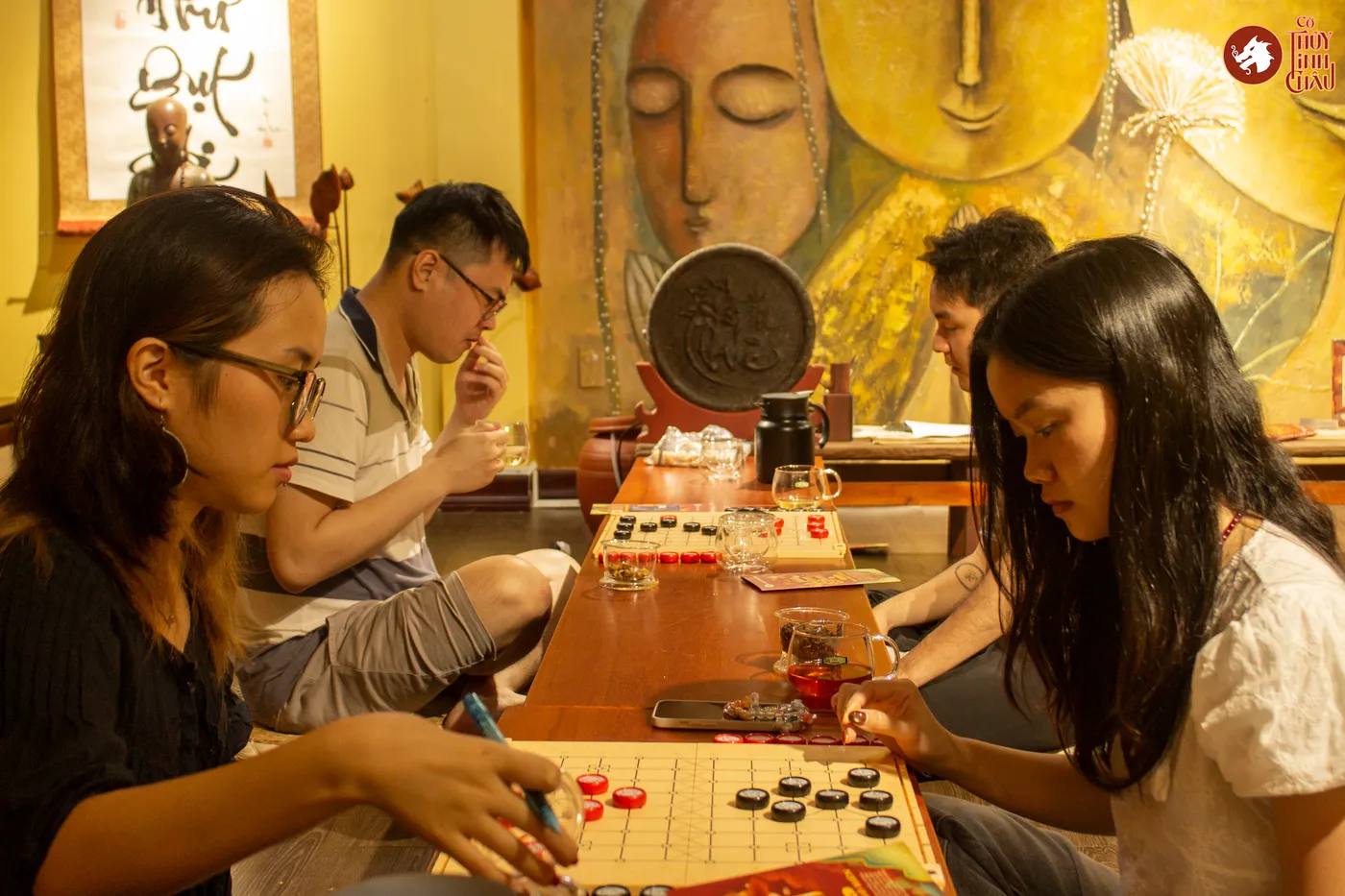 Hình ảnh khách tham dự trải nghiệm Cờ Thủy Tinh Châu tại workshop Cờ và Trà tại Đây là An Viên Trà - Trà Đạo.
