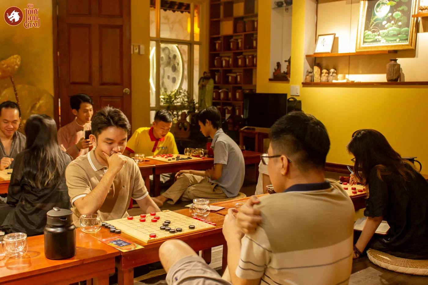 Hình ảnh khách tham dự trải nghiệm Cờ Thủy Tinh Châu tại workshop Cờ và Trà tại Đây là An Viên Trà - Trà Đạo.