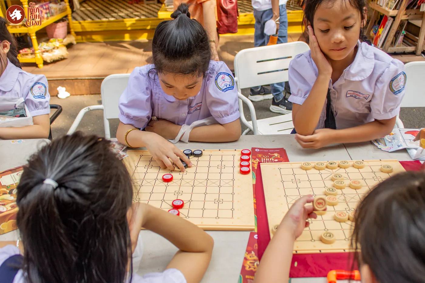 Hình ảnh các em học sinh trải nghiệm Cờ Thủy Tinh Châu tại Ngày hội Vui học cùng Sách tổ chức ở Đường Sách Thành phố Hồ Chí Minh.