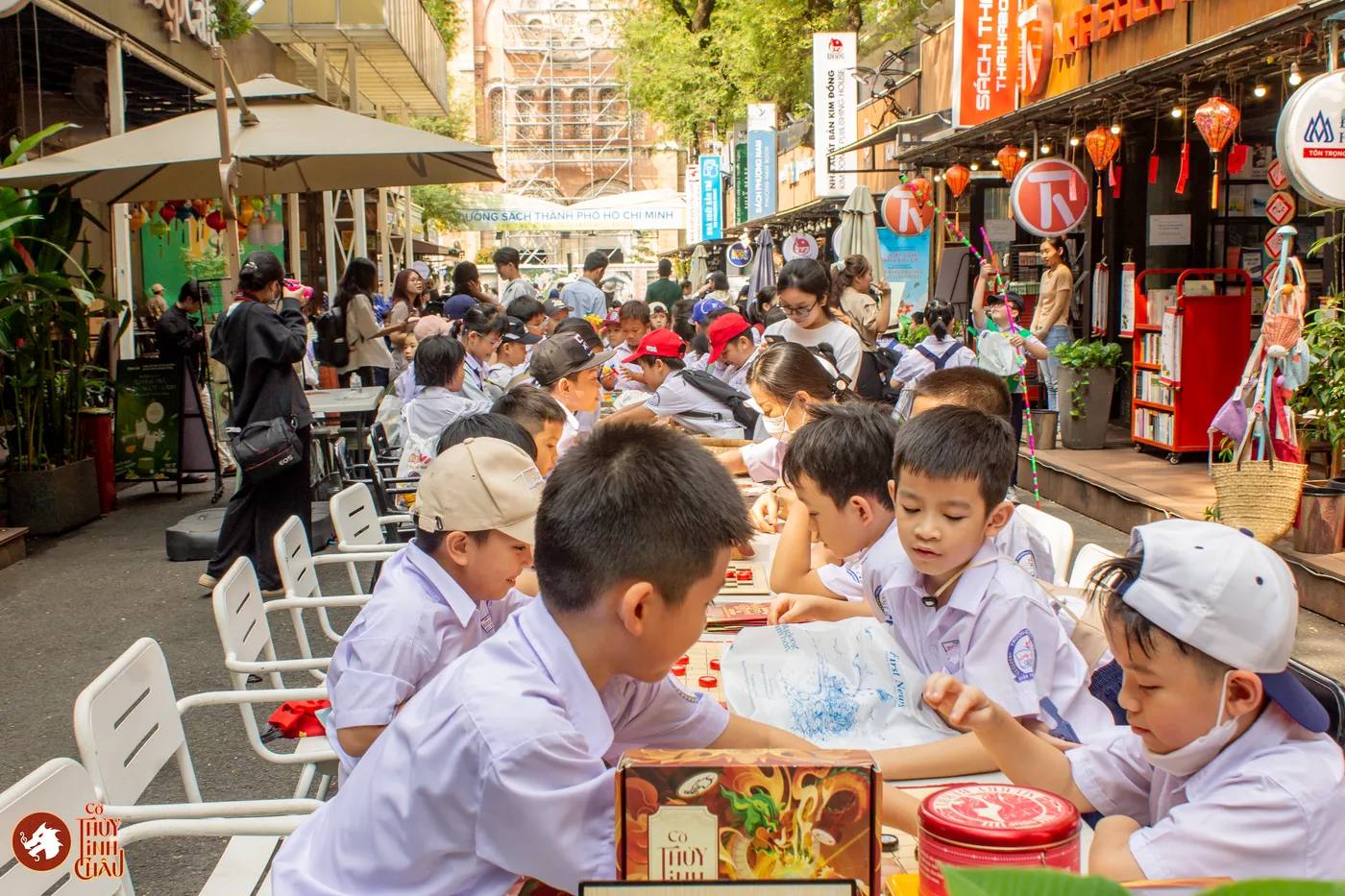 Hình ảnh các em học sinh trải nghiệm Cờ Thủy Tinh Châu tại Ngày hội Vui học cùng Sách tổ chức ở Đường Sách Thành phố Hồ Chí Minh.