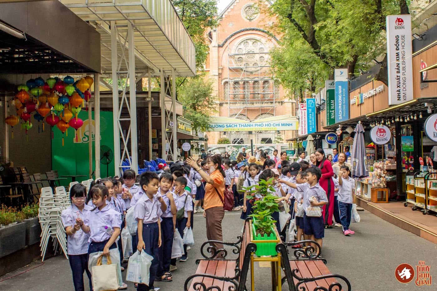 Hình ảnh các em học sinh trải nghiệm tại Ngày hội Vui học cùng Sách tổ chức ở Đường Sách Thành phố Hồ Chí Minh.