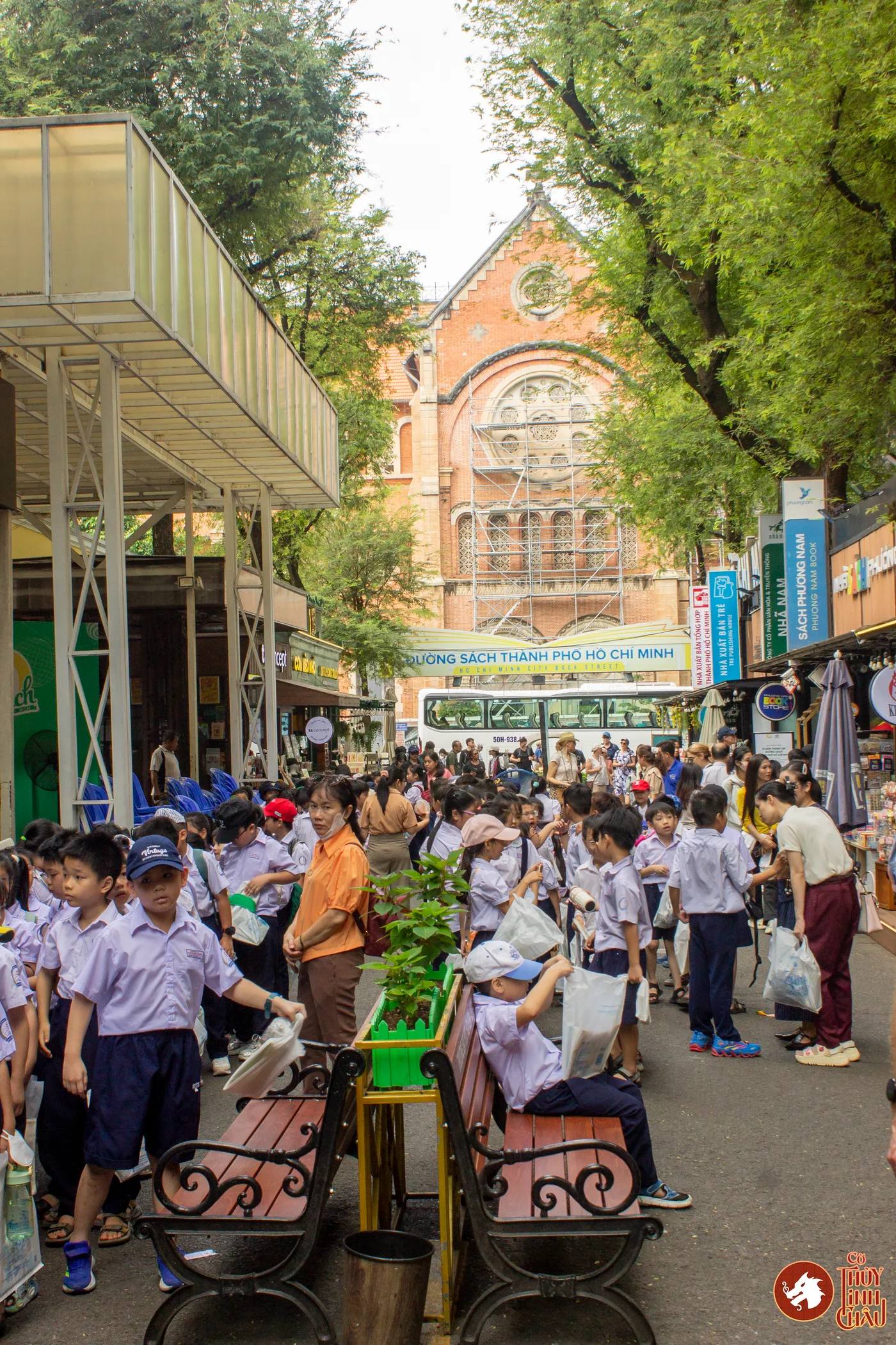 Hình ảnh các em học sinh trải nghiệm tại Ngày hội Vui học cùng Sách tổ chức ở Đường Sách Thành phố Hồ Chí Minh.