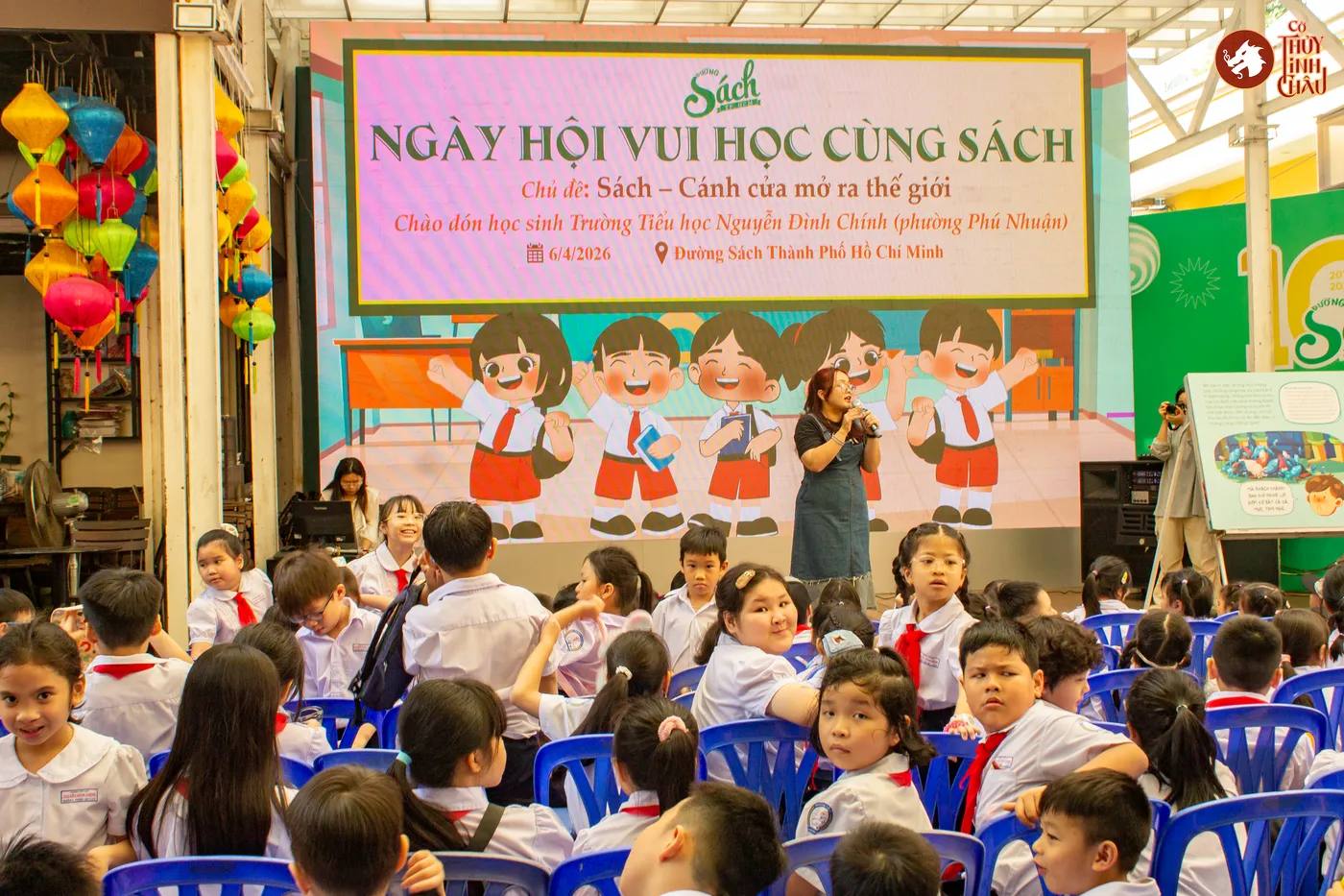 Hình ảnh các em học sinh trải nghiệm tại Ngày hội Vui học cùng Sách tổ chức ở Đường Sách Thành phố Hồ Chí Minh.