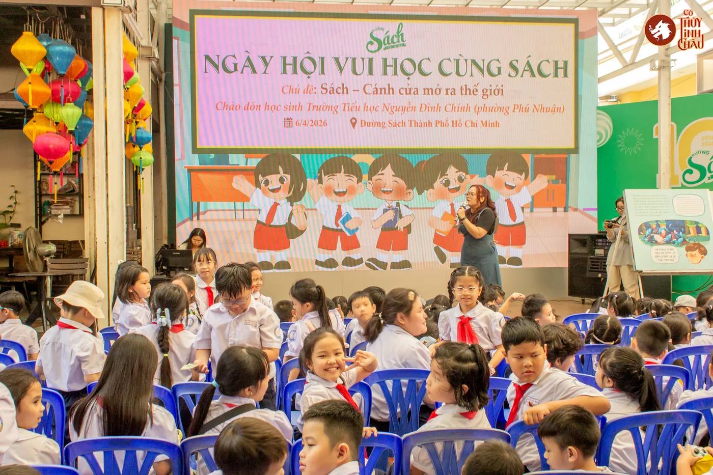 Hình ảnh các em học sinh trải nghiệm tại Ngày hội Vui học cùng Sách tổ chức ở Đường Sách Thành phố Hồ Chí Minh.